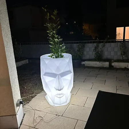 아파트 Miracle House Mit Terrasse, Parkplatz & Top-ausstattung In *